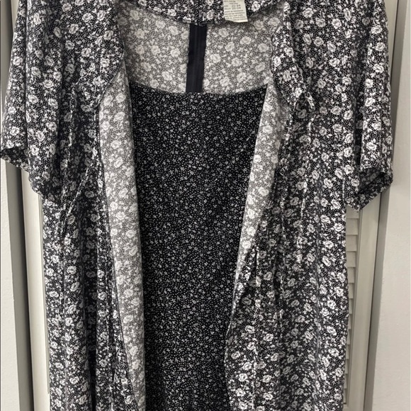 EUC Women’s Romper (Size 22/24) - Picture 4 of 7